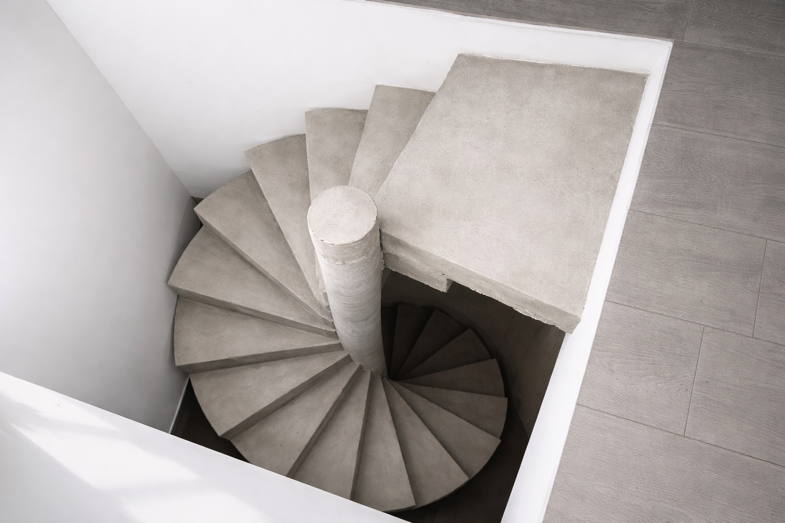 Парящий марш на скрытом каркасе с тонким профилем