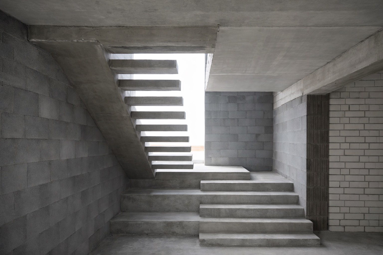 П-образная лестница с разворотом и компактной посадкой